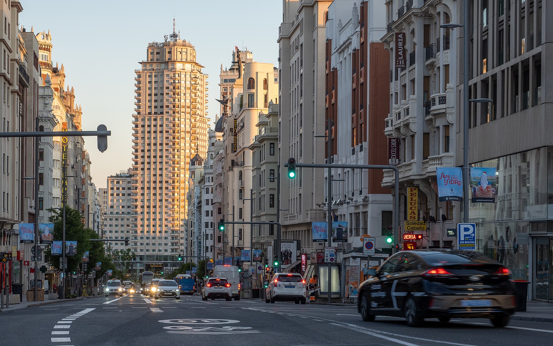 La Gran Vía de Madrid al atardecer